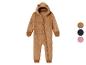 Een bruine baby-onesie met een berenkap.