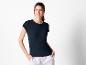 Een vrouw draagt een donkerblauw T-shirt met korte mouwen.