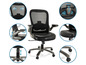 Un fauteuil de bureau noir avec un dossier en mesh, des accoudoirs réglables et une hauteur de siège.