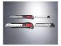 Deux cutters et lames de rechange sur fond gris.