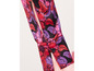 Gros plan sur une chemise noire avec un imprimé floral rouge et violet.