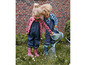 Deux enfants en vêtements de pluie et bottes arrosent des fleurs.