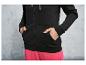 Een zwart hoodie met rits en roze broek.
