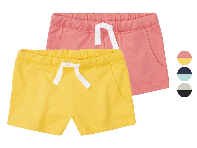 Deux shorts, un jaune et un rose, avec des cordons blancs.