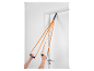 Persoon gebruikt Grivit fitnessbanden in een deuropening.