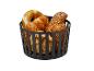 Panier à pain avec bretzel, croissants et petits pains complets.