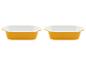 Deux plats à gratin jaunes avec l'intérieur blanc.