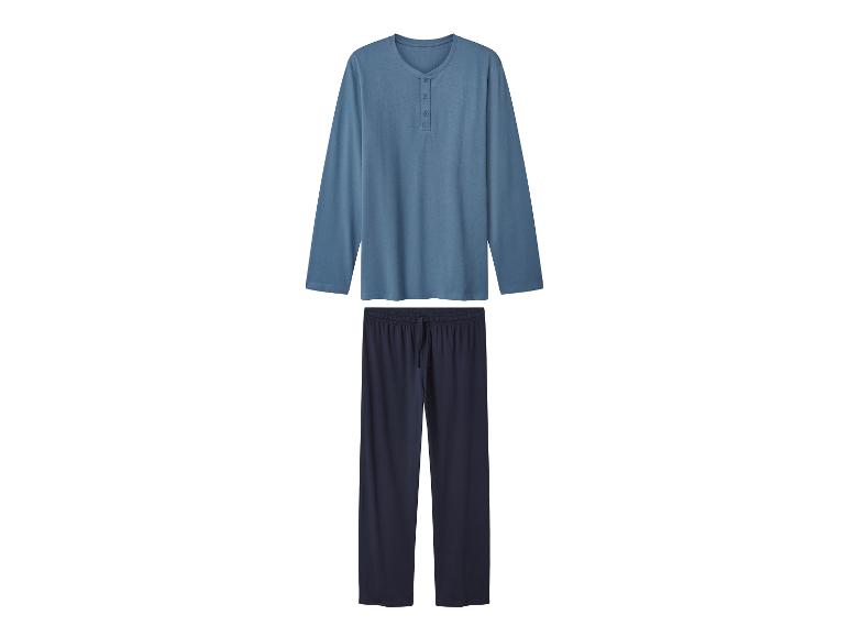 Tweedelige herenpyjama met een blauw shirt en donkerblauwe broek.