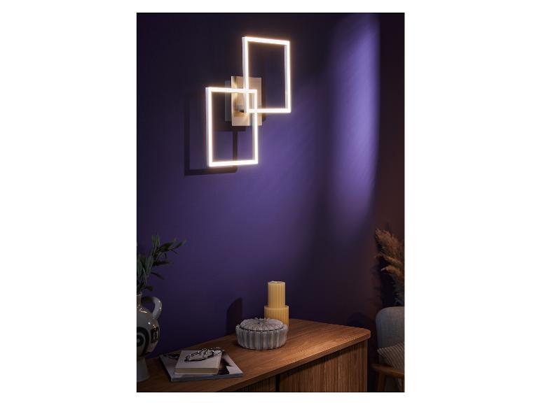 Deux appliques murales carrées avec éclairage LED sur un mur violet.