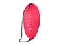 Un sac de sport rose avec un imprimé de crânes et d'étoiles.