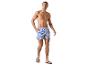 Zwembroek en slippers: man in blauw-wit gestreepte zwembroek.