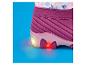 Une botte rose avec des lumières clignotantes sur la semelle, sur fond bleu.