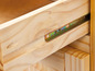 Een houten lade met metalen geleiders.