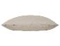 Coussin décoratif beige à rayures.