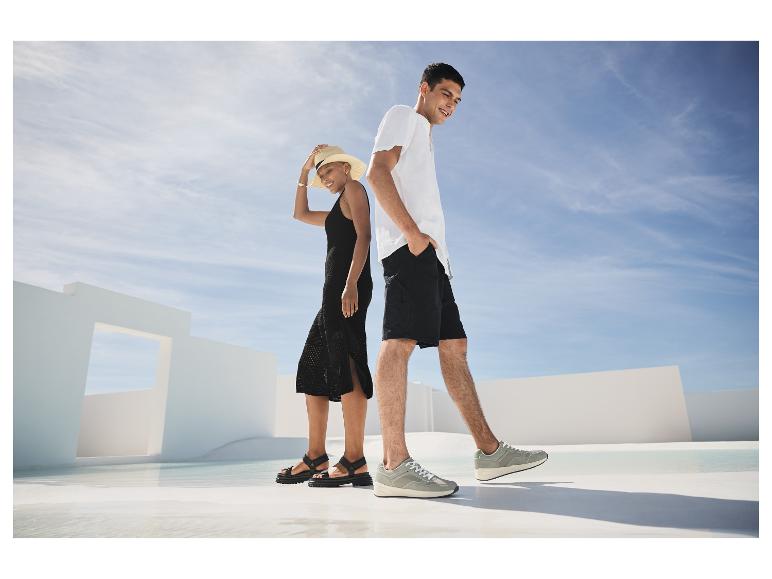 Sandalen en sneakers: casual zomermode.