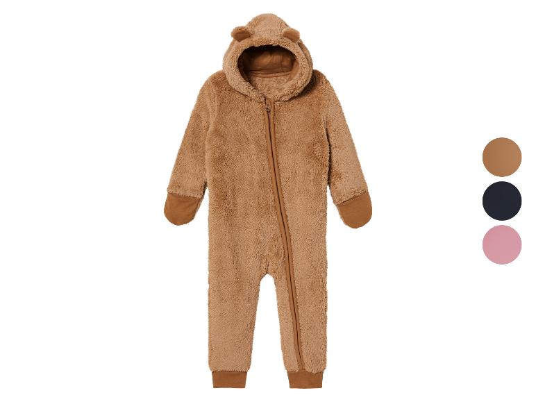 Een bruine baby-onesie met een berenkap.