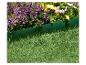 Parterre de fleurs violettes et jaunes, séparé de l'herbe par une bordure en plastique vert.