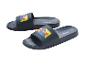 Donkerblauwe slippers met kleurrijk design en de tekst 'TREK'