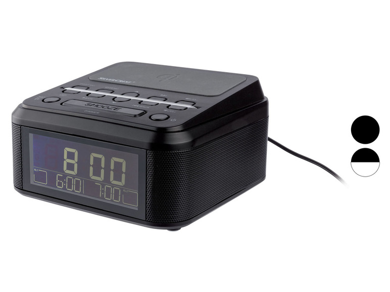 Un radio-réveil numérique noir avec chargeur intégré.