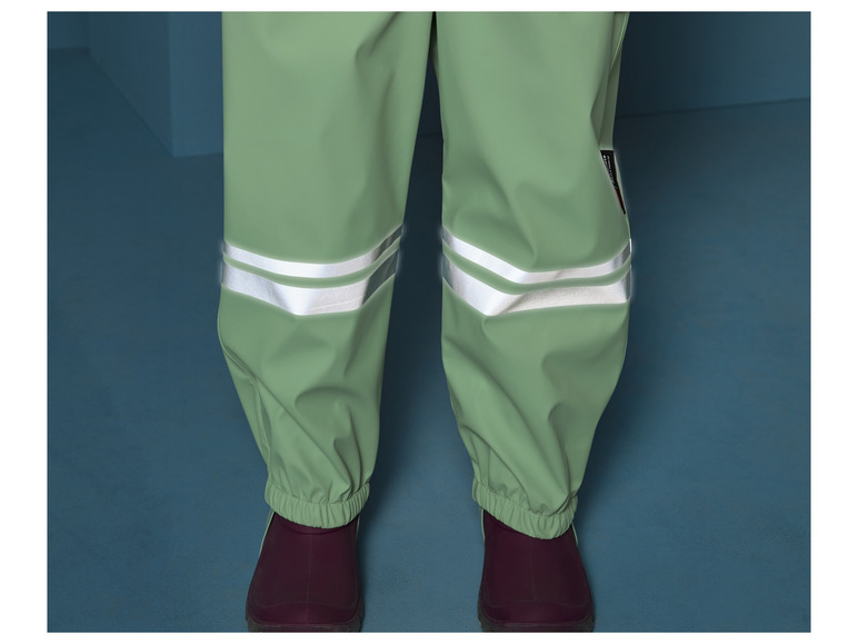 Pantalon de pluie vert avec des bandes réfléchissantes