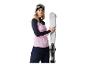 Vrouw in roze en zwarte ski-uitrusting, met witte ski's.