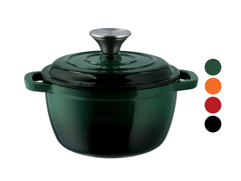 Een groene geëmailleerde gietijzeren pan met deksel.