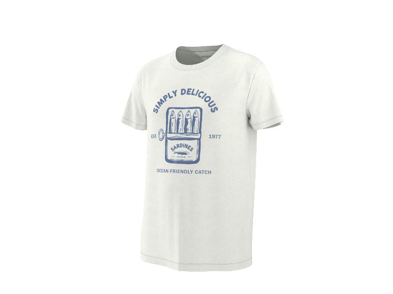 T-shirt blanc avec imprimé bleu de boîte de sardines et texte 'Simply Delicious'.