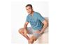 Man in blauwe pyjama met de tekst 'LIFE IS BETTER IN PYJAMAS' en grijze shorts.