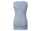 Une robe bleu clair sans manches.