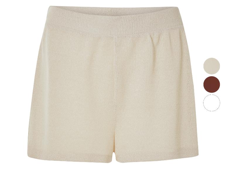 Beige gebreide shorts in verschillende kleuren.