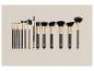 Un ensemble de 12 pinceaux de maquillage noirs et dorés de différentes tailles.