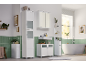 Armoire de salle de bain blanche, meuble sous vasque et colonne dans une salle de bain carrelée de vert.