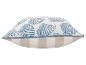 Decoratief kussen met blauwe schelpenprint en beige strepen.