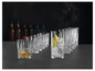 Een glas whisky en een glas gin met ijs en citroen in een rij geplaatste glazen.