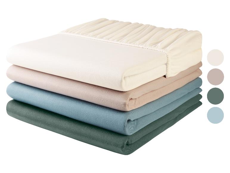 Katoenen hoeslakens in neutrale kleuren.
