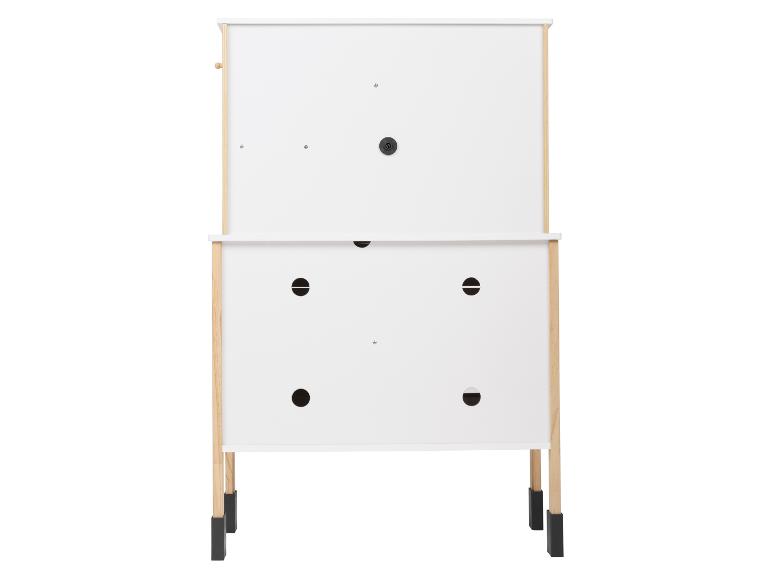 Een witte kast met houten poten en planken