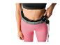 Persoon in roze legging en zwarte sportbeha gebruikt een Crivit smart hoelahoep.