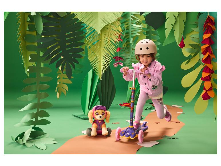 Fillette en veste en jean rose LUPILU® Paw Patrol faisant de la trottinette.