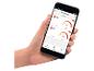 Hand houdt smartphone vast met grillthermometer-app voor rund- en varkensvlees.
