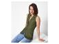 Vrouw modelleert een groene linnen vest.
