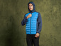 Homme portant une veste matelassée bleue et noire avec capuche