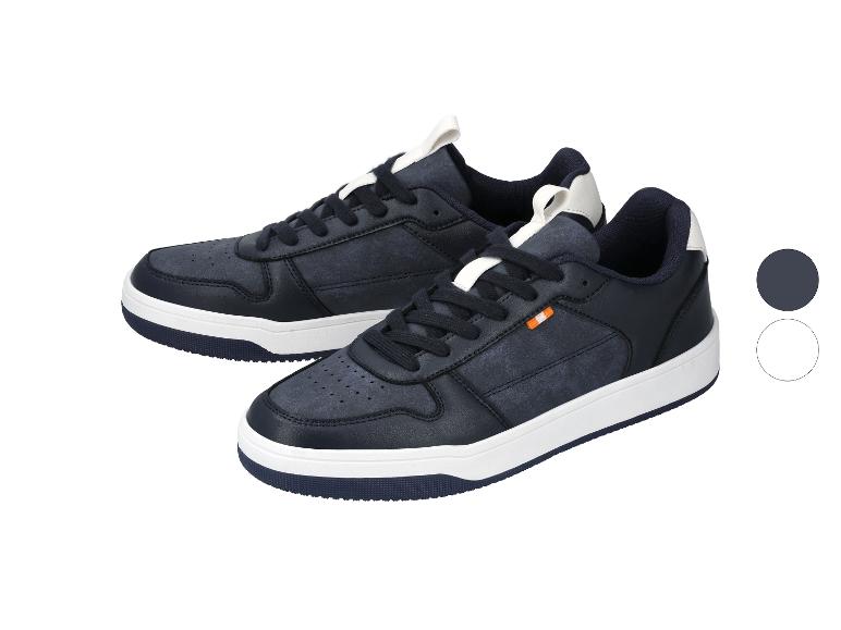 Paar donkerblauwe sneakers met witte zolen en veters