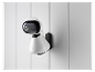 Een Motorola babyfoon gemonteerd op een witte muur.