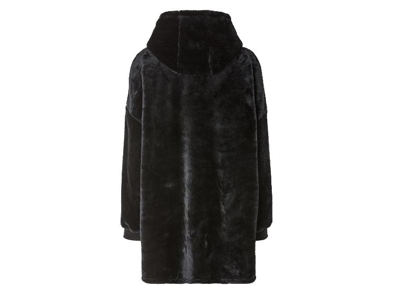 Een zwarte hoodie met lange mouwen van zacht pluche.