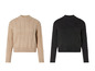 Deux pulls en tricot torsadé à manches longues, l'un beige et l'autre noir.