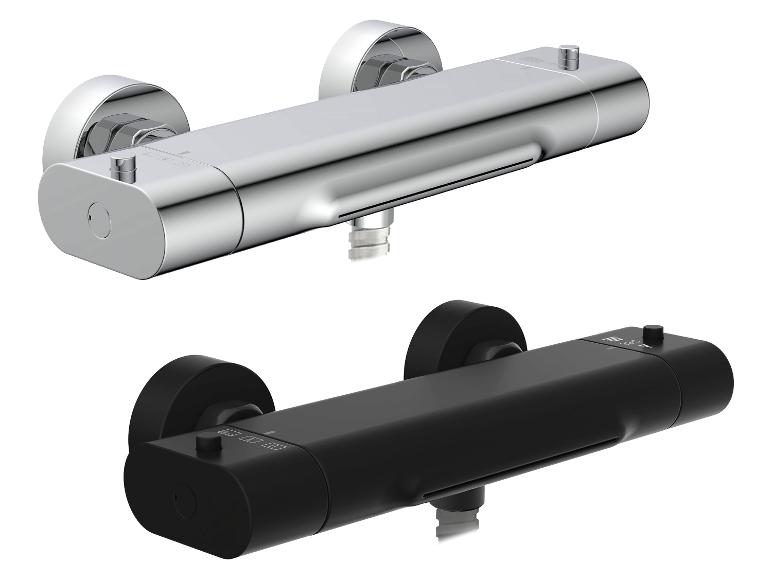 Thermostatische kranen: chroom en mat zwart.
