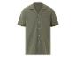 Chemise à manches courtes vert olive, style décontracté.