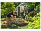 Un homme et une femme plantent dans le jardin, l'homme porte des sabots noirs.