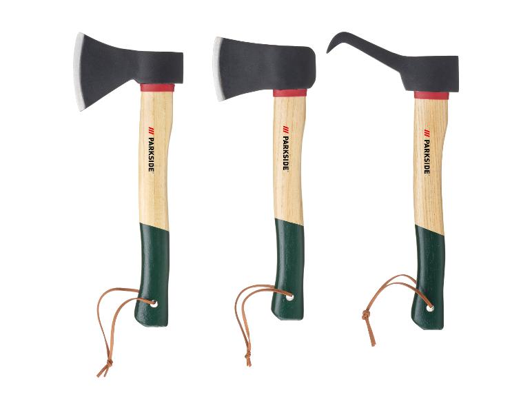 Drie bijlen met houten handvatten en zwarte koppen, één met een haak.