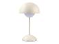 Crèmekleurige paddestoelvormige tafellamp met een witte gloeilamp.